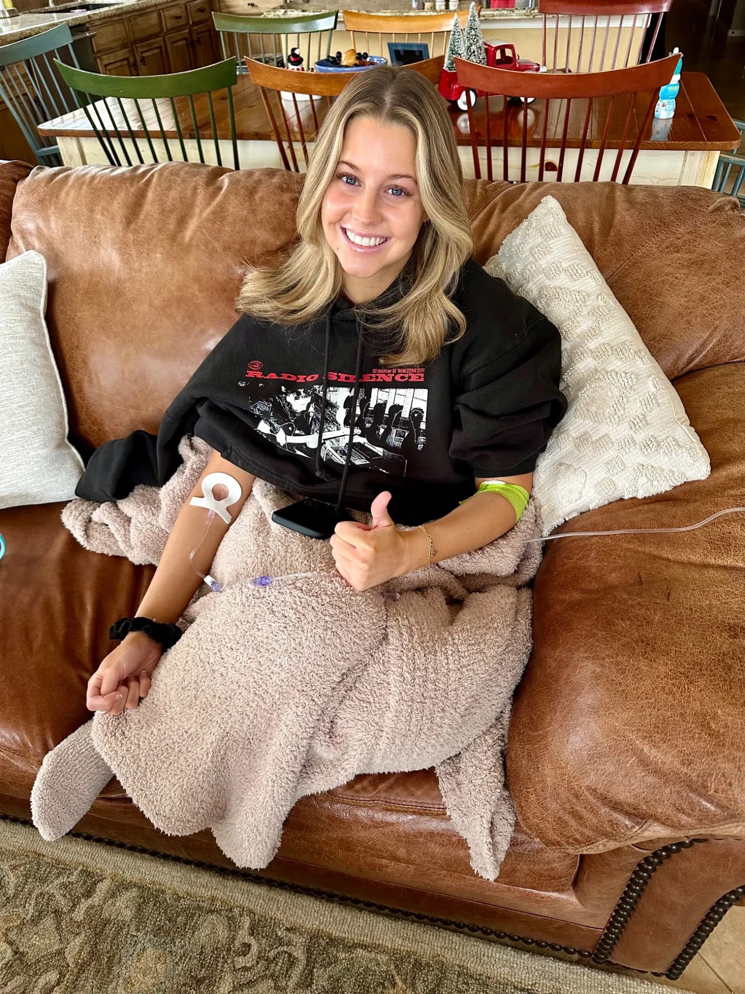 Mobile IV Pros nurse administering a Myers Cocktail IV